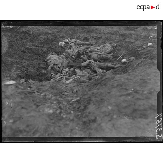 Près de la route de Maubeuge (Aisne). Soldats français tués. [légende d'origine]