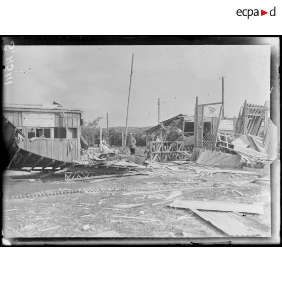 Crépy-en-Valois (Oise). La gare bombardée par avions. La cantine anglaise. [légende d'origine]