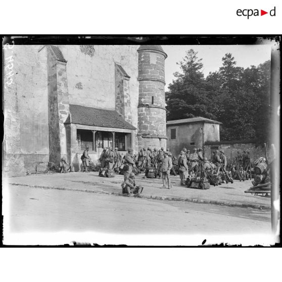 Marcilly (Seine-et-Marne). Troupes faisant halte devant l'église. [légende d'origine]