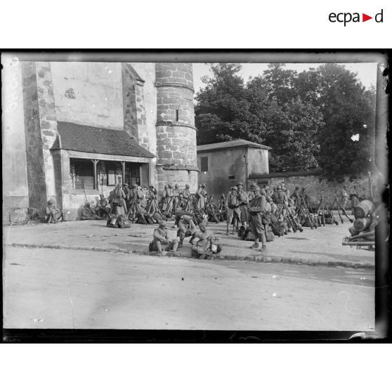 Marcilly (Seine-et-Marne). Troupes faisant halte devant l'église. [légende d'origine]