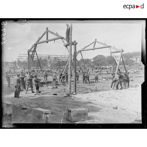 La Ferté-sous-Jouarre (Seine-et-Marne). Le démontage des hangars. [légende d'origine]