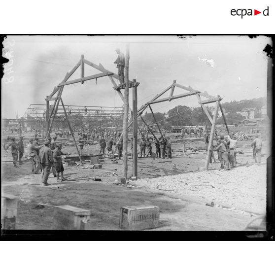 La Ferté-sous-Jouarre (Seine-et-Marne). Le démontage des hangars. [légende d'origine]