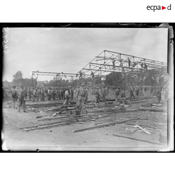 La Ferté-sous-Jouarre (Seine-et-Marne). Le démontage des hangars. [légende d'origine]