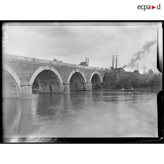 Nanteuil-sur-Marne (Seine-et-Marne). Le pont du chemin de fer, au centre, le génie minant une arche. [légende d'origine]