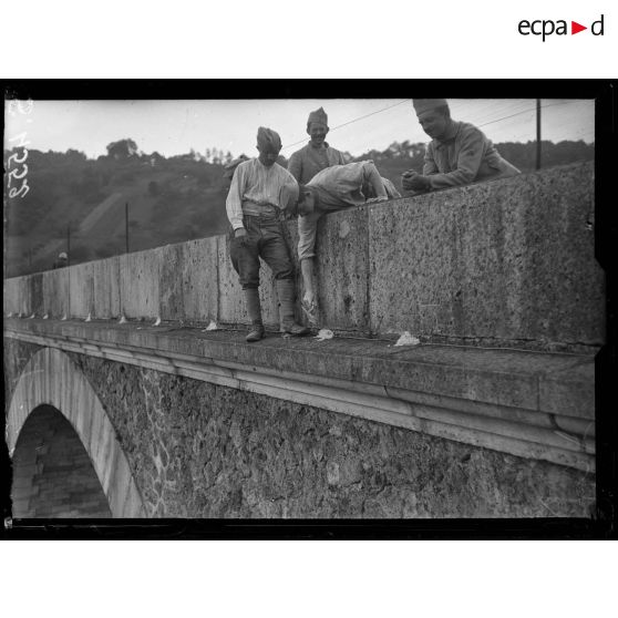 Nanteuil-sur-Marne (Seine-et-Marne). Pose du cordeau détonateur de la mine. [légende d'origine]