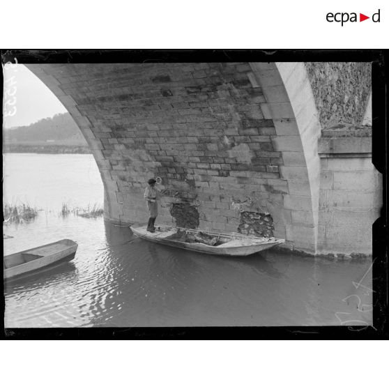 Nanteuil-sur-Marne (Seine-et-Marne). Amorçage des pétards de mine. [légende d'origine]