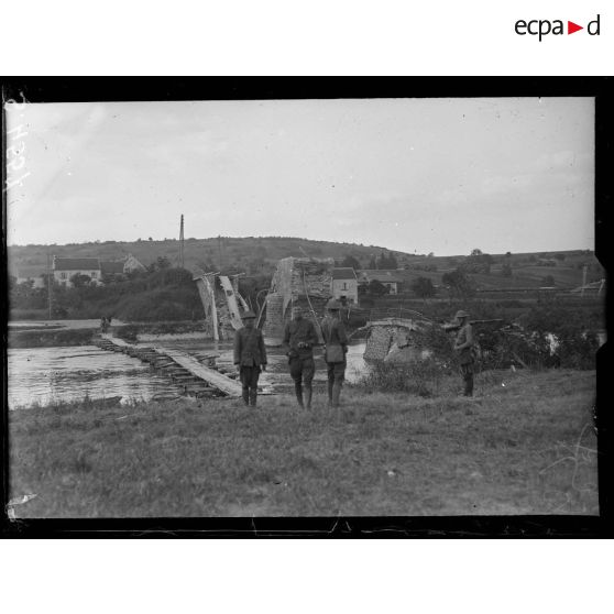 Azy (Aisne). Le pont détruit et la passerelle. [légende d'origine]