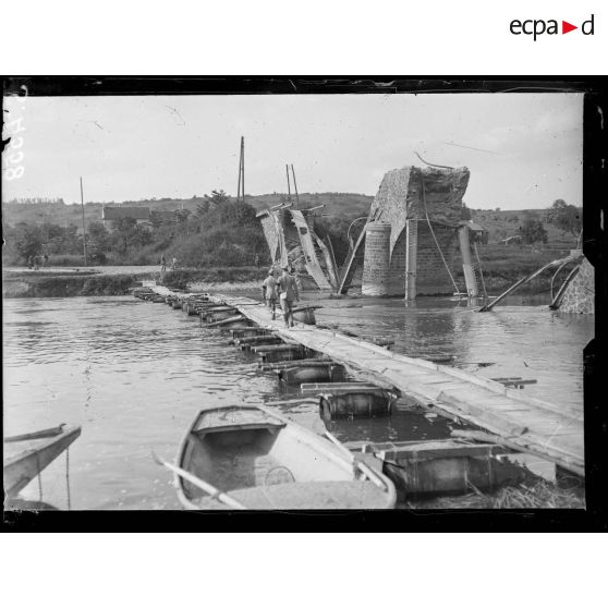 Azy (Aisne). Le pont détruit et la passerelle. [légende d'origine]