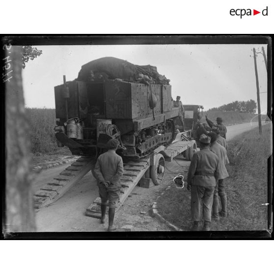 Betz (Oise). Tank embarquant sur un camion. [légende d'origine]