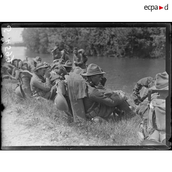 Sammeron (Seine-et-Marne). Troupes américaines montant en ligne. La pause au bord de la Marne. [légende d'origine]