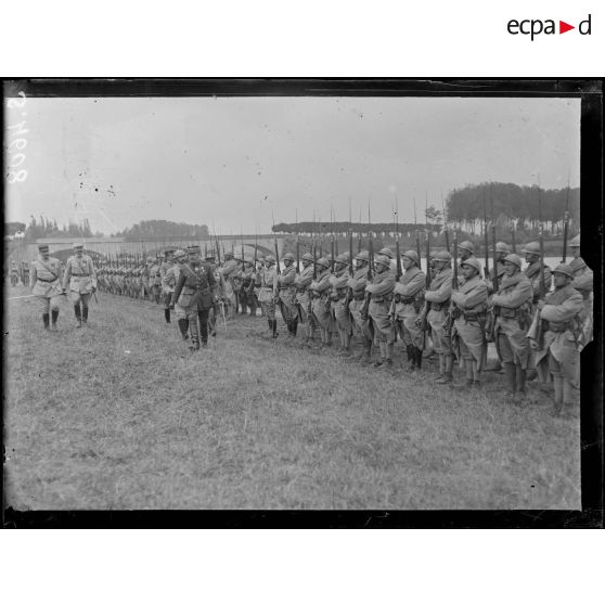 Trilport (Seine-et-Marne). Revue du 133ème d'infanterie par le général Degoutte commandant la 6ème armée, et le colonel Nagaï ; le général et le colone Nagaï passent devant les troupes. [légende d'origine]