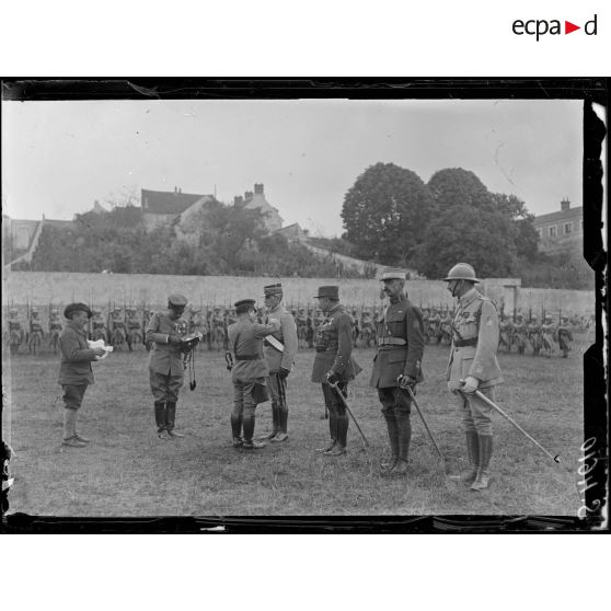 Trilport (Seine-et-Marne). Revue du 133ème d'infanterie et remise de décorations japonaises. Le général Roques reçoit le Soleil Levant de 1ère classe. [légende d'origine]