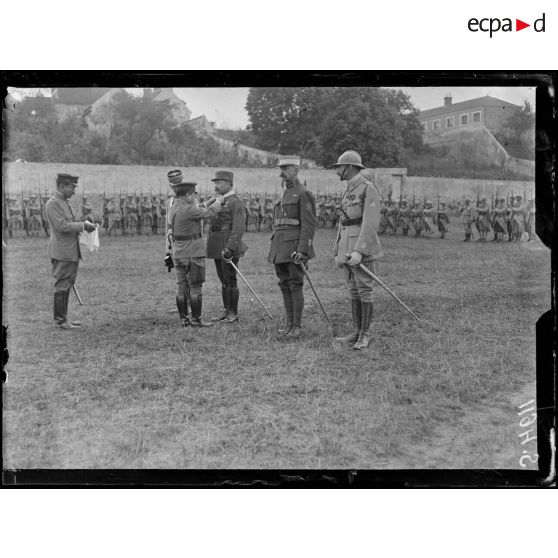 Trilport (Seine-et-Marne). Revue du 133ème d'infanterie et remise de décorations japonaises. Le général Naulin, commandant le 21ème corps, reçoit le Trésor Sacré de 3e classe. [légende d'origine]