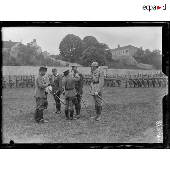 Trilport (Seine-et-Marne). Revue du 133ème d'infanterie et remise de décorations japonaises. Le colonel Hurault de Gondrecourt de Ligny reçoit le Soleil Levant de 4e classe. [légende d'origine]