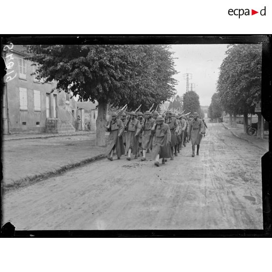 Aisne. Troupes américaines montant en ligne. Les soldats sont munis du masque. [légende d'origine]