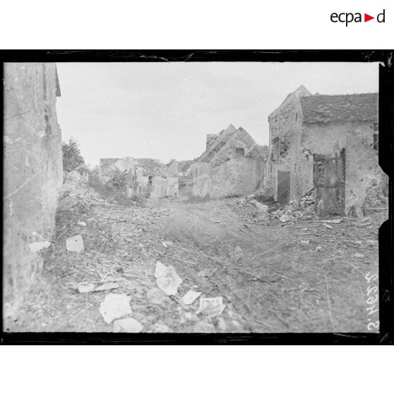 Lucy-le-Bocage (Aisne). L'entrée du village. [légende d'origine]