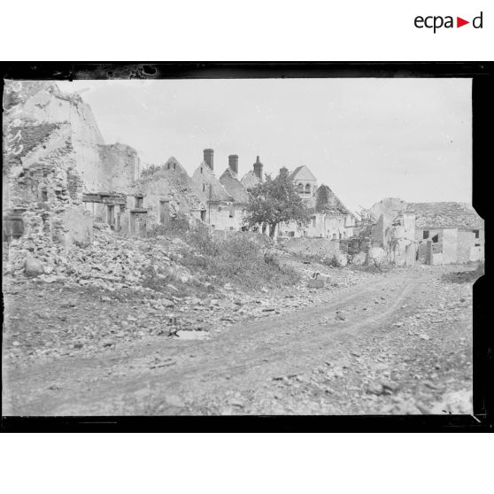 Lucy-le-Bocage (Aisne). La rue principale. [légende d'origine]