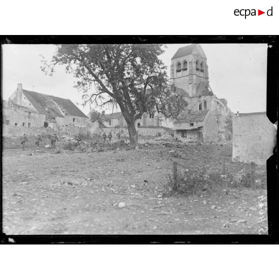 Lucy-le-Bocage (Aisne). La place de l'église. [légende d'origine]