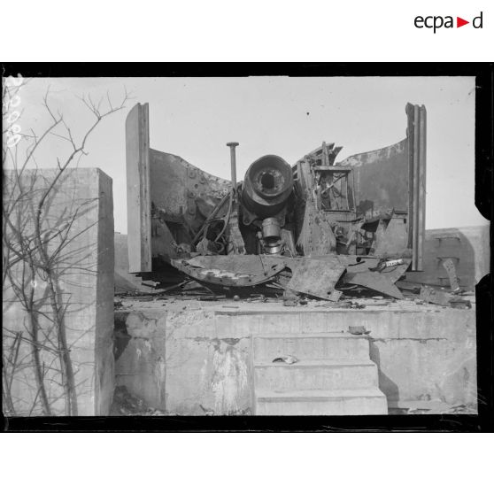 Belgique. Batterie allemande de 210 mm. Une pièce dont la culasse a sauté. [légende d'origine]