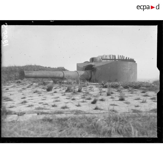 Belgique. Batterie allemande de 210 mm. Une pièce intacte. La pièce est chargée. L'aine du canon est bouchée, prête à sauter. [légende d'origine]