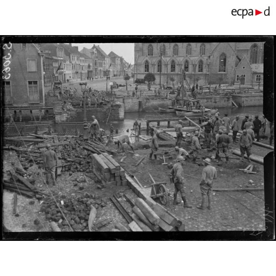 Deynze, Belgique. Construction d'un pont sur la Lys. [légende d'origine]