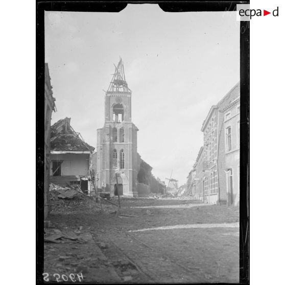 Deynze, Belgique. L'entrée du village et l'église. [légende d'origine]