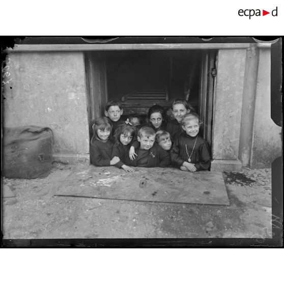 Audenarde, Belgique. Enfants à l'entrée d'une cagna où ils habitaient pendant le bombardement. [légende d'origine]