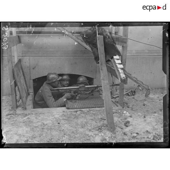 Audenarde, Belgique. Fusiliers mitrailleurs à l'entrée d'une cave voisine du pont. [légende d'origine]