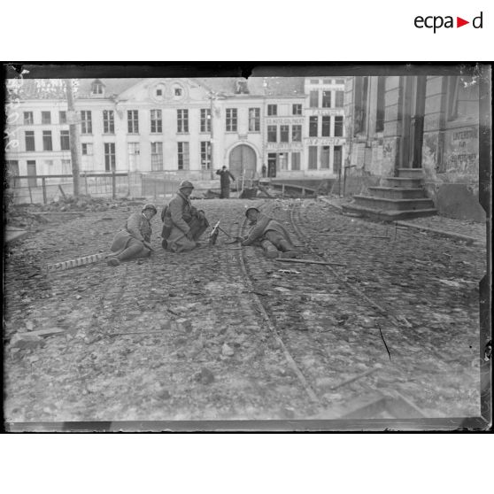 Audenarde, Belgique. Fusiliers mitrailleurs défendant le passage du pont. [légende d'origine]