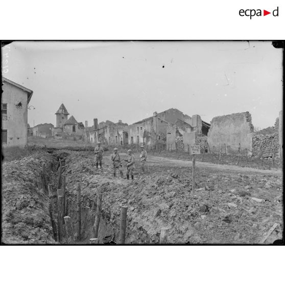 Port-sur-Seille (Meurthe-et-Moselle). La rue principale et l’église. [légende d’origine]