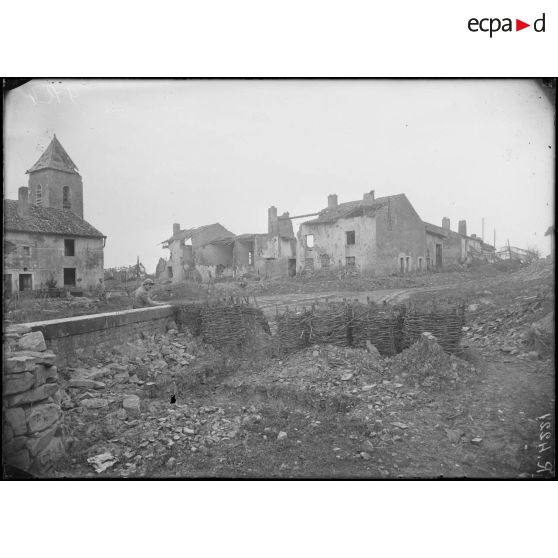 Morville-sur-Seille (Meurthe-et-Moselle). La grande place. [légende d’origine]