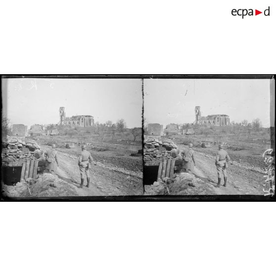 Flirey (Meurthe-et-Moselle). L’église vue d’un boyau. [légende d’origine]