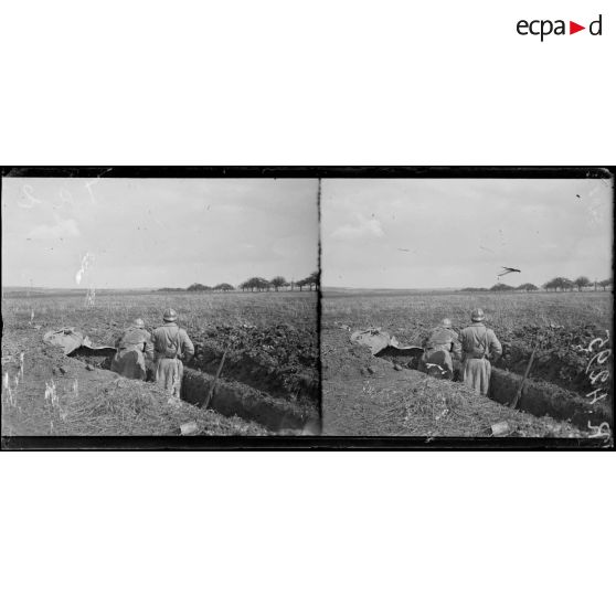 Mesnil-Saint-Georges (Somme). Nos premières lignes devant Montdidier. L'officier à son poste d'observation. Au fond, Montdidier en flammes. [légende d'origine]