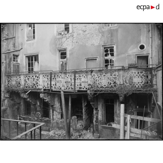 Pont-à-Mousson (Meurthe-et-Moselle). Vieux balcon du XVe siècle. [légende d’origine]