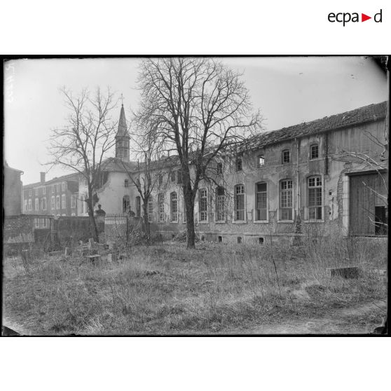 Pont-à-Mousson (Meurthe-et-Moselle). L’école transformée en hôpital. [légende d’origine]