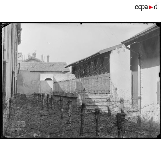 Pont-à-Mousson (Meurthe-et-Moselle). La caserne Duroc. Les défenses dans les cours. [légende d’origine]