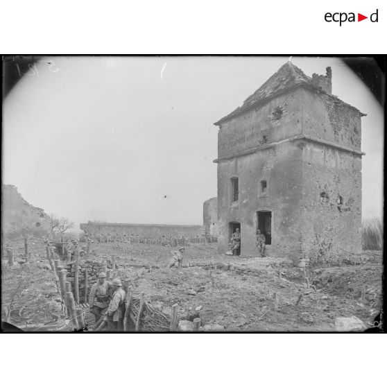 Norroy (Meurthe-et-Moselle). Les ruines du château, le pigeonnier. [légende d’origine]