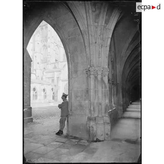 Toul (Meurthe-et-Moselle]. Le cloître de la cathédrale. [légende d’origine]