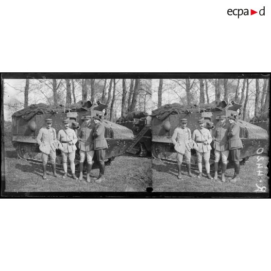 Gouy-les-Groseillers (Oise). Les tanks retour de l’attaque du 18-4. Groupe des officiers des chars, commandant Chaubes, commandant le 2e groupe, capitaine Ferrari, adjoint du commandement et les lieutenants Domercq et Barnsby. [légende d'origine]