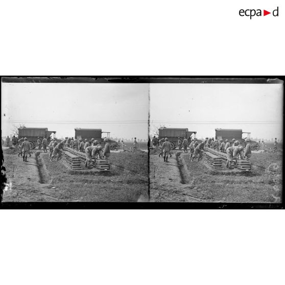 Rumigny (Somme), établissement d'un dépôt de munitions, déchargement des obus. [légende d'origine]