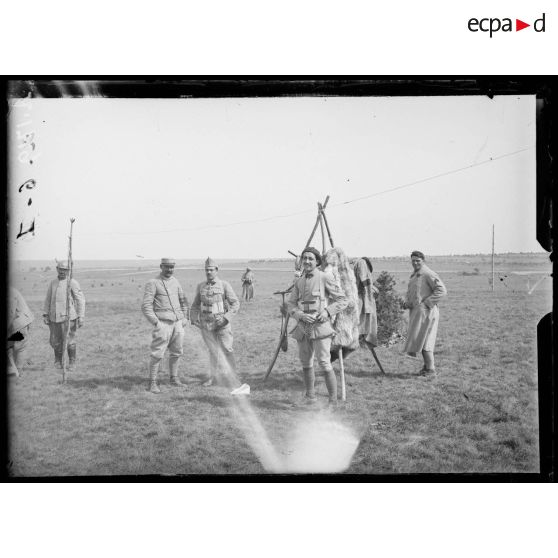 Vadenay. Marne. Ecole d'aérostation. Aéronaurtes s'équipant. [légende d'origine]