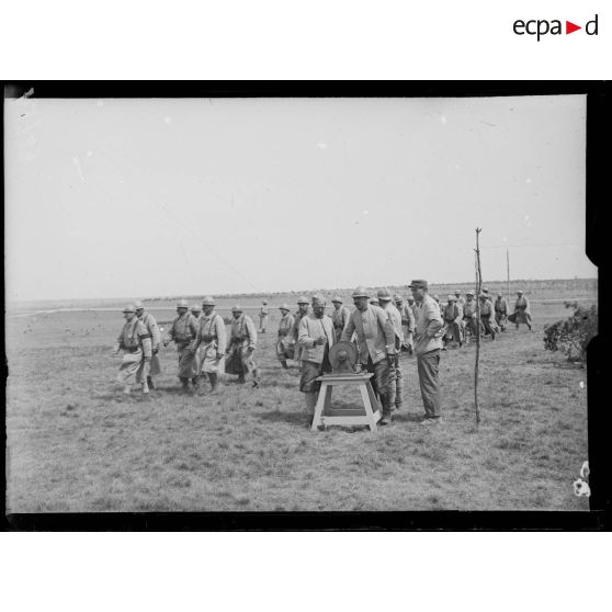 Vadenay. Marne. Ecole d'aérostation. Une équipe en manoeuvres. [légende d'origine]