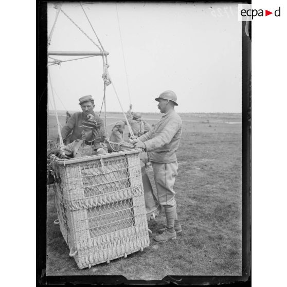 Vaudenay. Marne. Capitaine observateur dans la nacelle d'une saucisse. [légende d'origine].