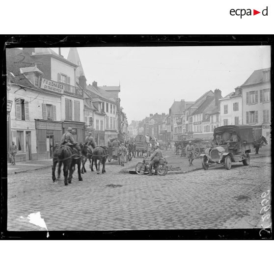 Breteuil (Oise). Place du Marché aux herbes et rue de la République. [légende d’origine]