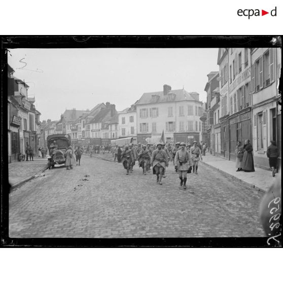 Breteuil (Oise). Le 67ème d’infanterie revenant du combat. [légende d’origine]