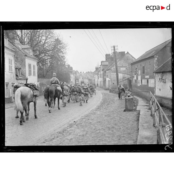 Breteuil (Oise). Le 54ème d’infanterie passe dans la ville. [légende d’origine]