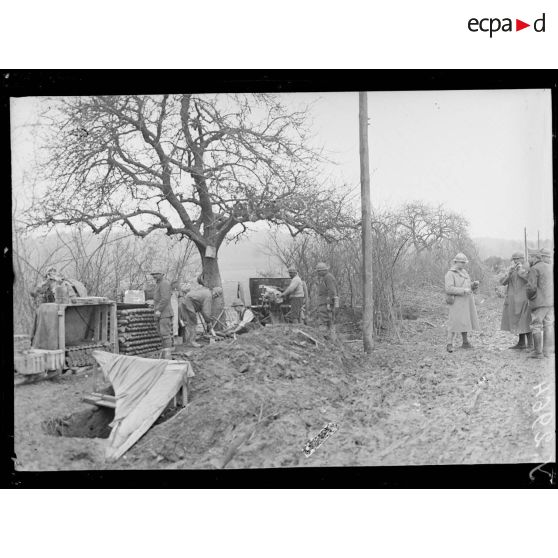 Route de Breteuil à Montdidier (Oise). Batterie de 75. [légende d’origine]