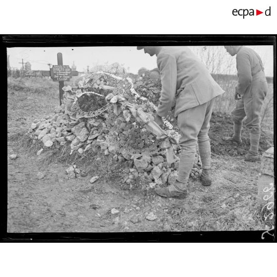 Route de Breteuil à Flers (Somme). Tombe d’un mitrailleur au cimetière d’Esquennoy. [légende d’origine]