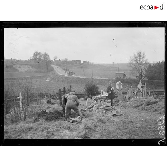 Route de Breteuil à Flers (Somme). Un coin du cimetière et le village. [légende d’origine]