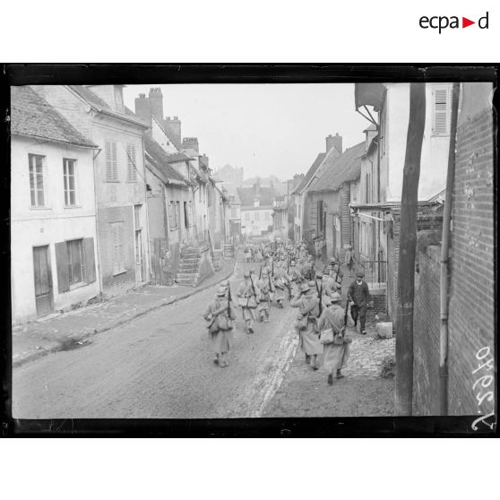 Breteuil (Oise). Poilus passant dans une rue. [légende d’origine]